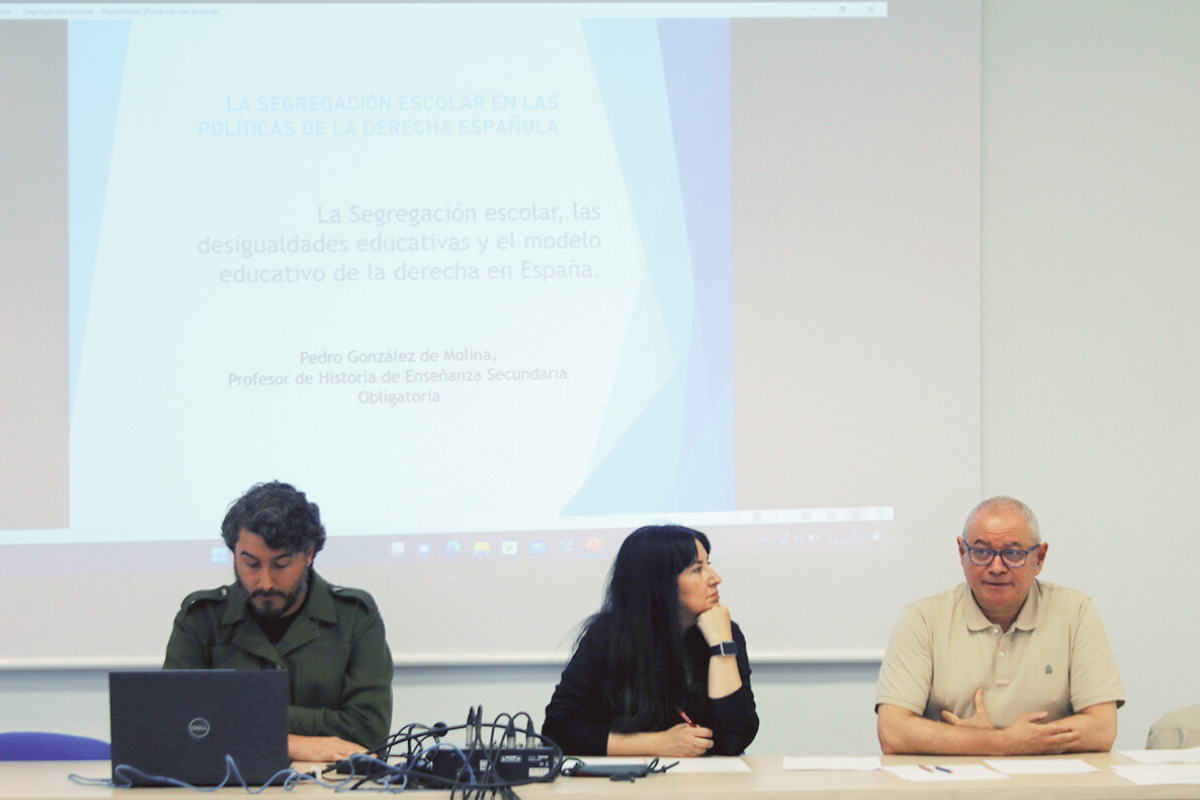 De izquierda a derecha: Pedro Gonzlez de Molina, uno de los ponentes; y Encarnacin Pizarro y Pedro Bada, de la Federacin de Enseanza de CCOO